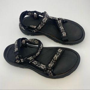 Teva strappy sandals 9